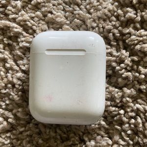 Apple AirPod Gen 1 case with left AirPods working